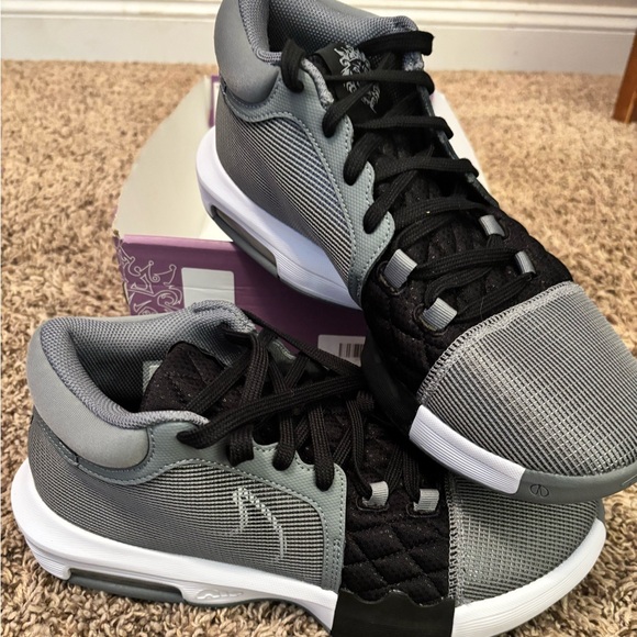 Nike LeBron Witness VIII sneakers